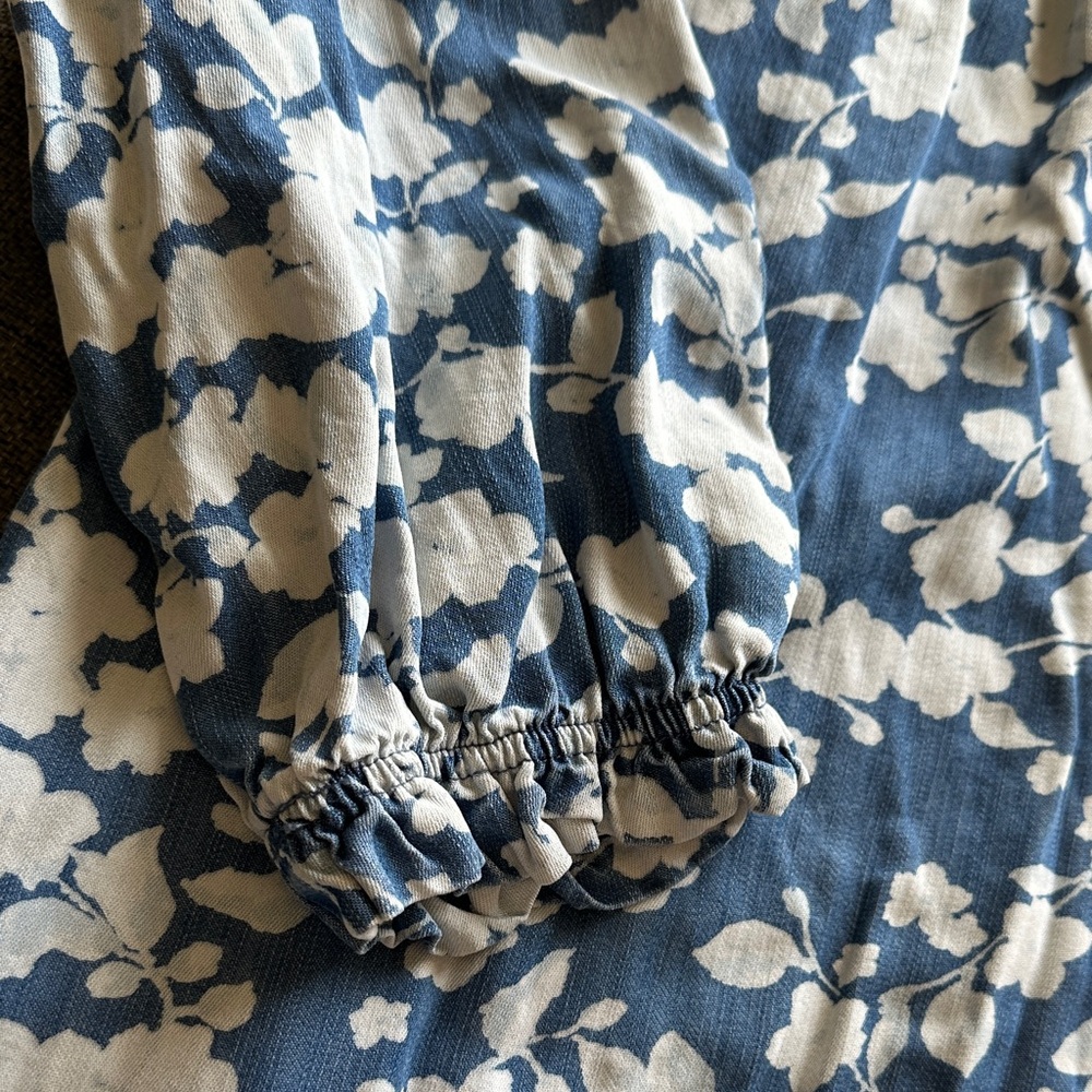 Intro. Blue and White Floral Blouse - Picture 5 of 8